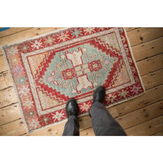 :: Oversized center medallion with primitive geometric floral bouquet rendering wrapped by corner spandrel overlays...