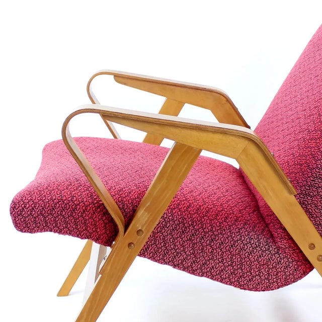 Mid-Century Armchair in Pink Fabric & Oak from Tatra, Czechoslovakia, 1960s For Sale - Image 9 of 17