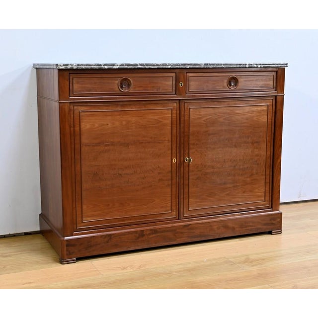 This mahogany veneered city sideboard, dating from the end of the 19th century, is a remarkable piece of furniture that...