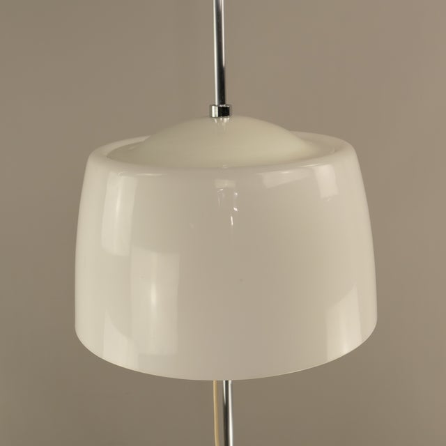 The pull system allows the light to be manually adjusted up to a height of 160 cm. The acrylic shade provides a pleasant,...