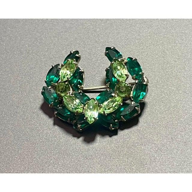 Glass Mid 20th Century DeLizza & Elster Emerald and Peridot Glass Brooch For Sale - Image 7 of 7