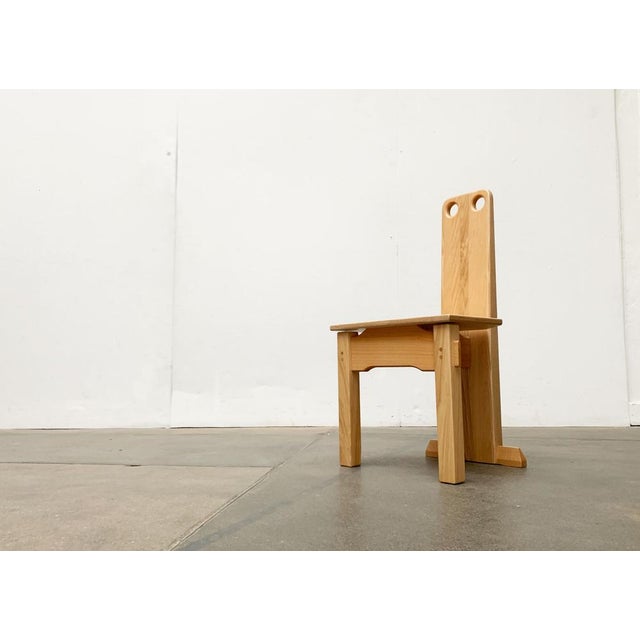 Brutalist children's chair made of wood. The design convinces with its clear lines and its materiality. The individual...