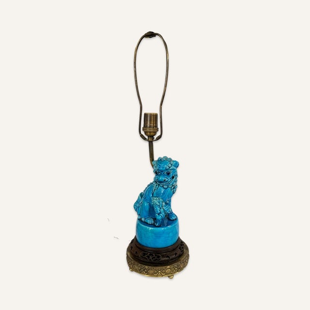Chinese export turquoise glazed foo dog lamp. This vintage lamp dates to the 1940s while the mounted female foo dog with...