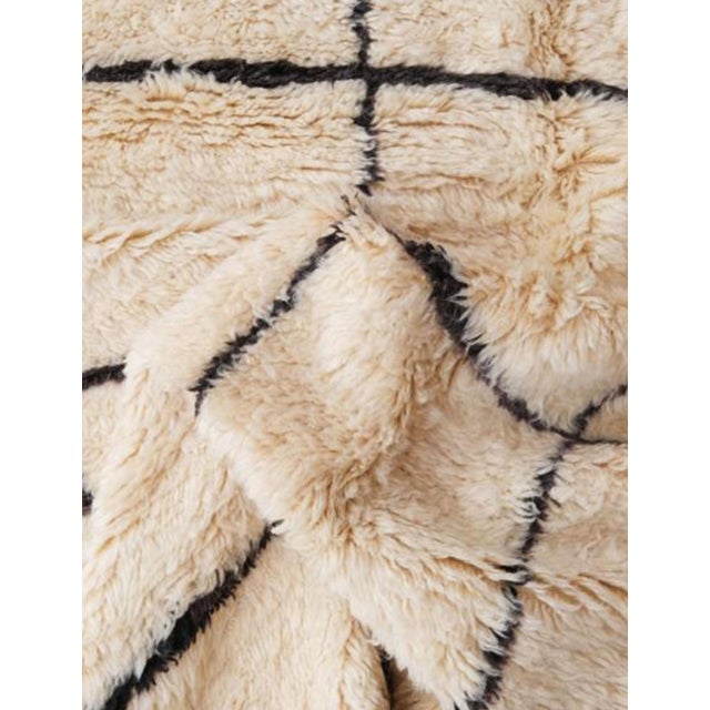 Moroccan White Marmoucha Rug – Handwoven Wool with Minimal Grid Design This authentic Moroccan Marmoucha rug is a...