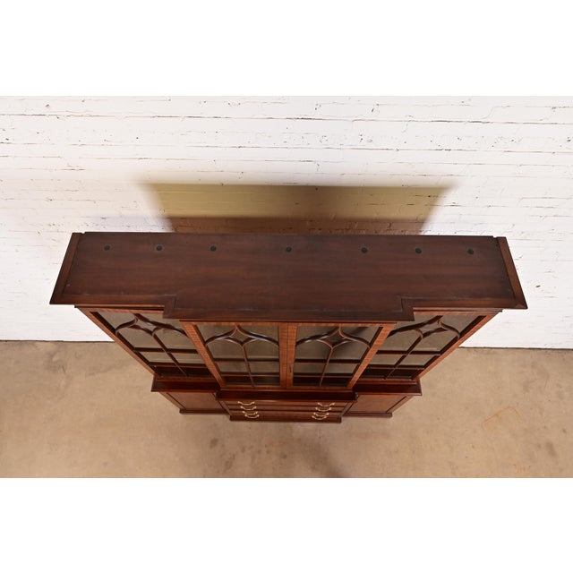 Henkel Harris Georgian Carved Mahogany Lighted Breakfront Bookcase Cabinet For Sale - Image 15 of 18