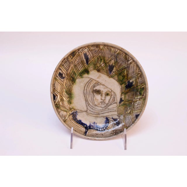 Off-white Pollack Figural Stoneware Decorative Plate For Sale - Image 8 of 10