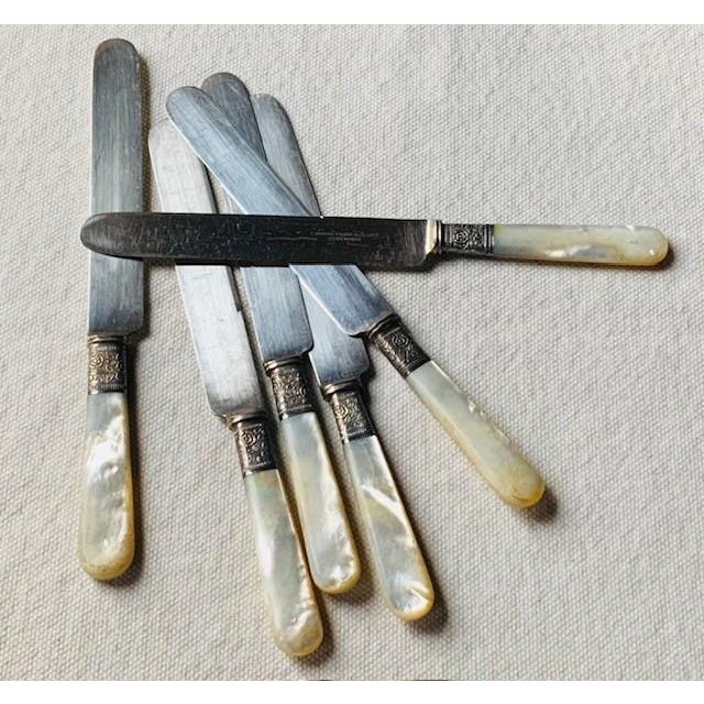 1900 - 1909 Six Mother-of-Pearl & Silver Dinner Knives — Landers, Frary & Clark Aetna Works — American Edwardian Table, C. 1900–1915 For Sale - Image 5 of 17