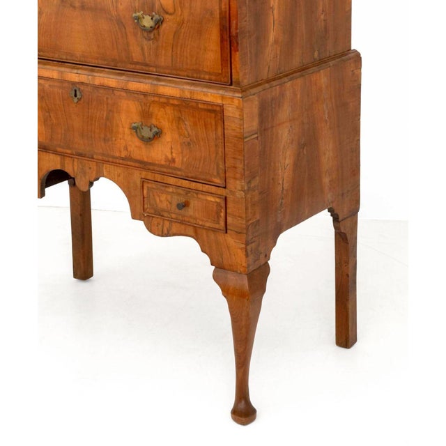 18th Century George II Walnut and Featherbanded Chest on Stand For Sale - Image 5 of 9