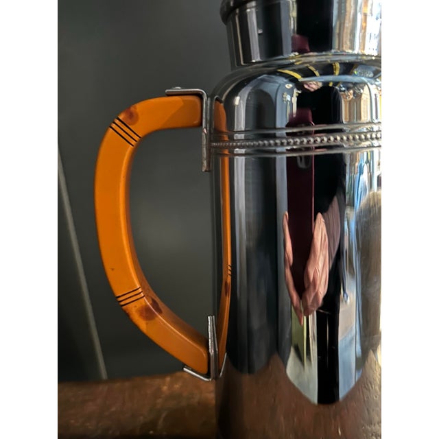 Contemporary 1930s Chrome Cocktail Shaker With Bakelite Handle by Faber For Sale - Image 3 of 8