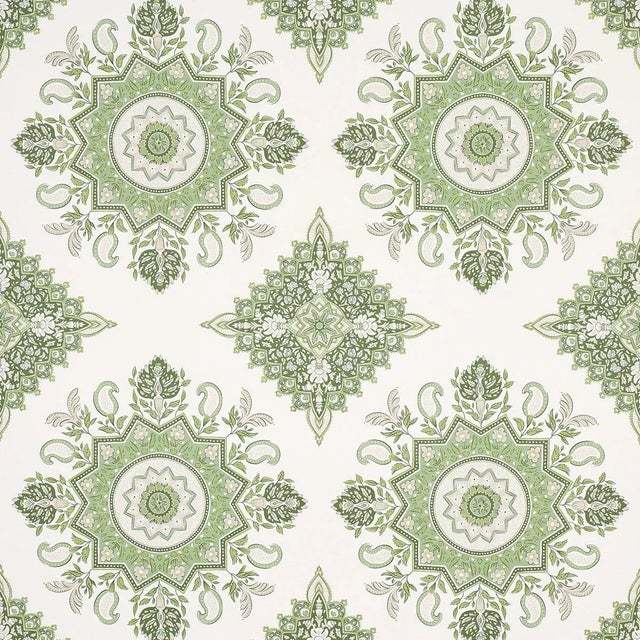 Sample - Schumacher x Mark D. Sikes Montecito Medallion Wallpaper in Leaf Green For Sale In Charlotte - Image 6 of 6