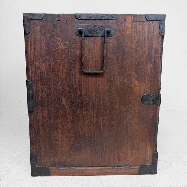 1940s Shōwa Japanese Low Tansu Chest of Drawers, 1940 For Sale - Image 5 of 12