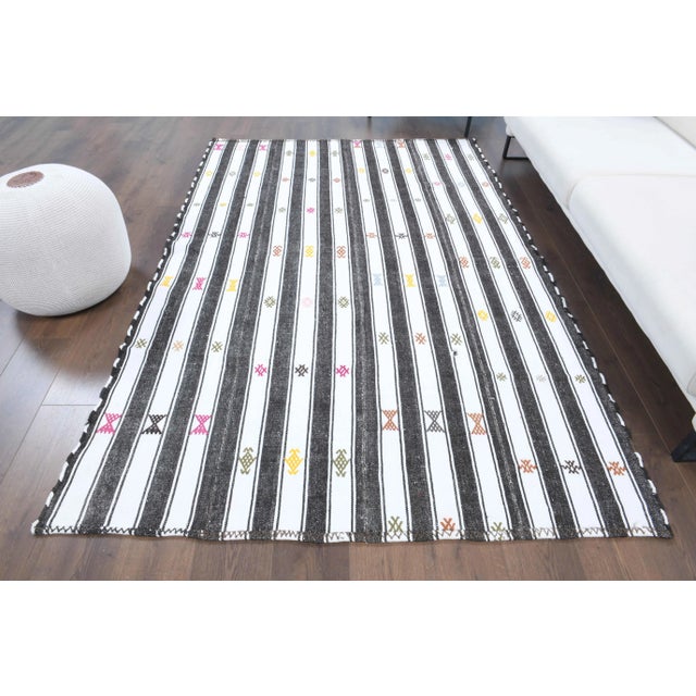 Boho Chic Vintage Turkish Oushak Handmade Wool Cotton White Kilim Area Rug For Sale - Image 3 of 11