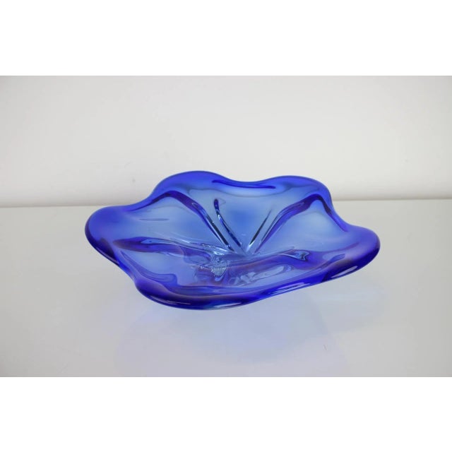 Czech Art Glass Big Bowl attributed to Josef Hospodka for Chribska Glassworks, 1960s For Sale - Image 4 of 6