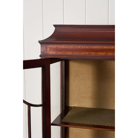 Wood 1910s Edwardian Sheraton Revival Mahogany Glass Front Display Case on Spade Legs For Sale - Image 7 of 11
