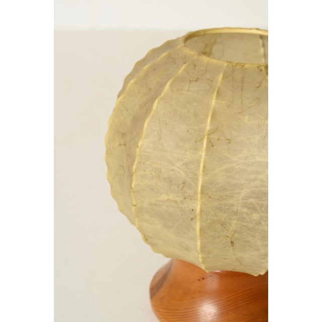1960s Mid-Century Scalopped Cocoon Table Lamp with Wood Base attributed to Achille Castiglioni for Flos, Italy, 1960s For Sale - Image 5 of 11