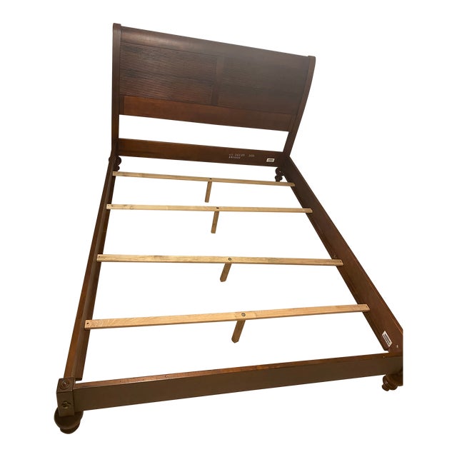 Late 20th Century Ethan Allen British Classics Queen Sleigh Bed With Low Footboard "Cayman" Excellent Condition For Sale