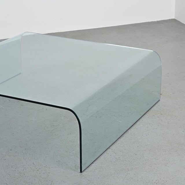 1980s Ghost Curved Glass Coffee Table from Fiam, 1980s For Sale - Image 5 of 12
