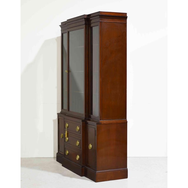 Mid Century Traditional Style Mahogany Display Curio China Cabinet by RWay For Sale In Chicago - Image 6 of 14