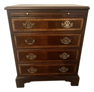 Mid 20th Century Hickory Furniture American Masterpiece Collection Inlaid/Banded Mahogany Chippendale Bedside/Accent Chest.