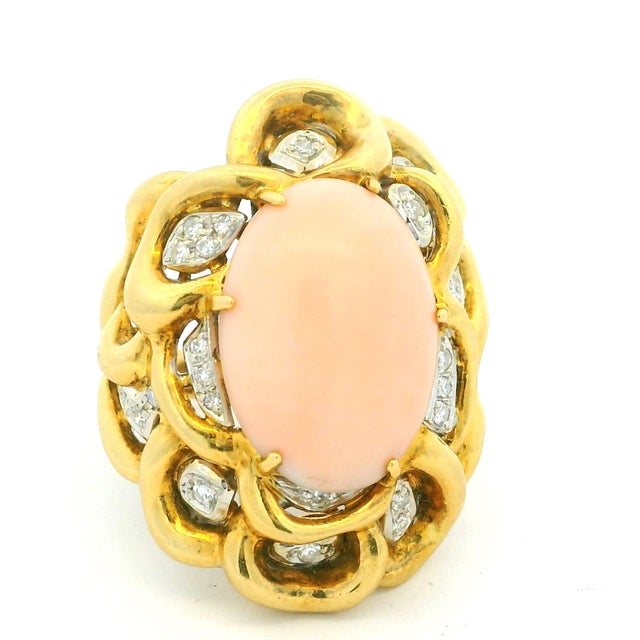 Vintage Italian Angel Skin Coral and Diamond Cocktail Ring in 18k Yellow Gold, Size 9 For Sale In Miami - Image 6 of 15