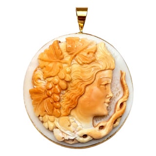 Late 20th Century Amedeo Italian Shell Cameo 14k Gold Pendant Brooch For Sale