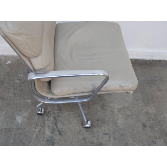 1960s Attributed to Herman Miller Soft Pad Management Chair in Cream Leather For Sale - Image 10 of 18