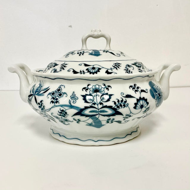 Japanese 1970s Vintage Japanese Chinoiserie Meissen Blue Danube Covered Serving Bowl. For Sale - Image 3 of 11