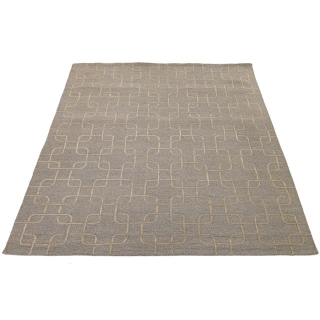 Geometric Interlocking Links Modern Hand-Tufted Wool Rug – Earthy Taupe & Cream For Sale - Image 4 of 10