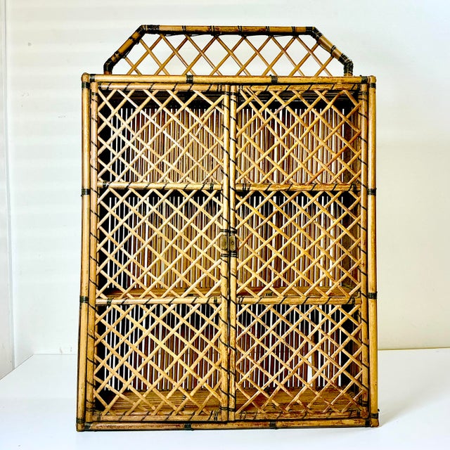 1970s Vintage Coastal Boho Chic Chippendale Wicker Split Bamboo Wall Mounted 3-Shelf Cabinet For Sale - Image 6 of 12