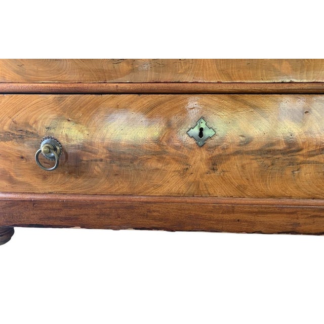 18th C. William and Mary Walnut Chest of Drawers For Sale In Los Angeles - Image 6 of 10