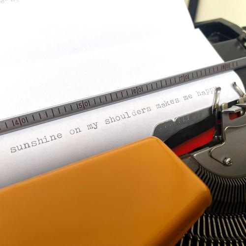 Vintage brother deluxe 250tr typewriter from the 1970s in yellow, including original case. The typewriter has a qwerty...