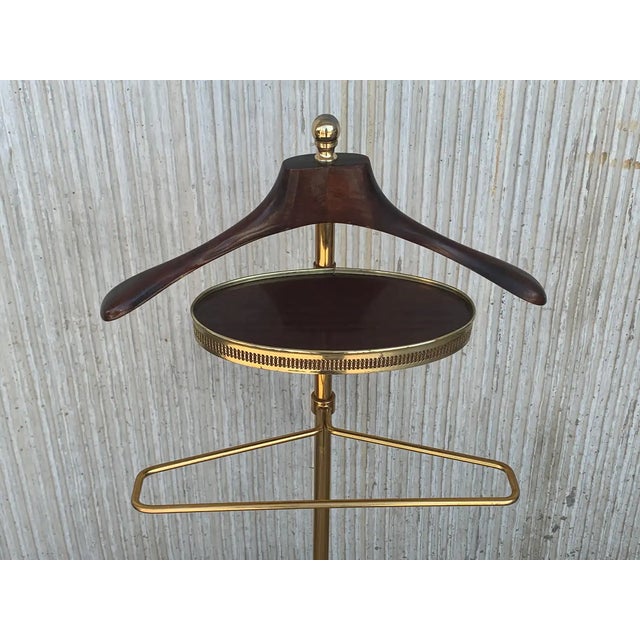 Wood 1970s Italian Hollywood Regency Brass and Wood Valet Stand Dressboy With Mirror For Sale - Image 7 of 11