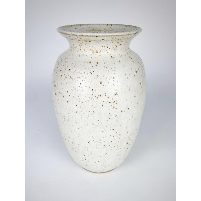 Late 20th Century Large 1985 Gus & Leola Gikas Parrot Studio Pottery Vase, Signed American Art Pottery, 11.5″ For Sale - Image 5 of 11