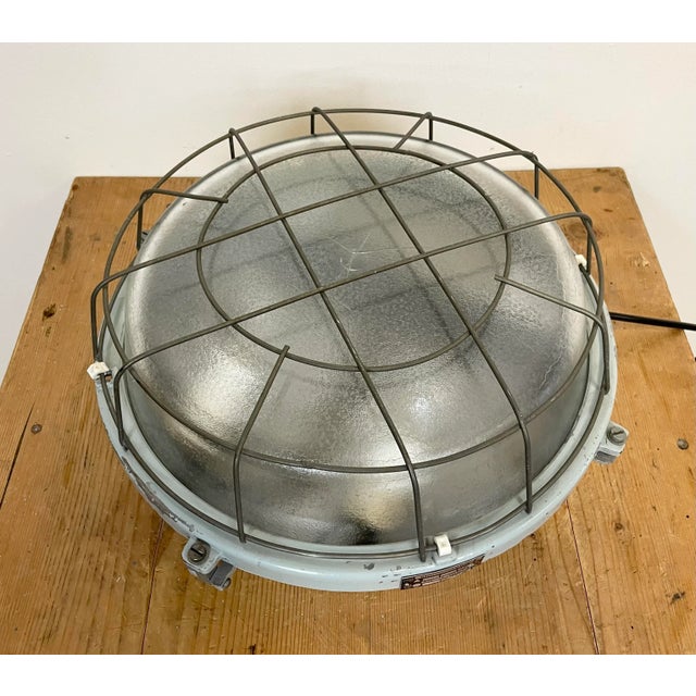1980s Industrial Vintage Grey Cast Aluminium Wall Lamp from Elektrosvit, 1980s For Sale - Image 5 of 16