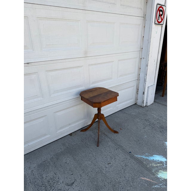 Early 20th Century Vintage Federal Revival Wood Pedestal Side Table With Traditional Carved Details For Sale - Image 5 of 12