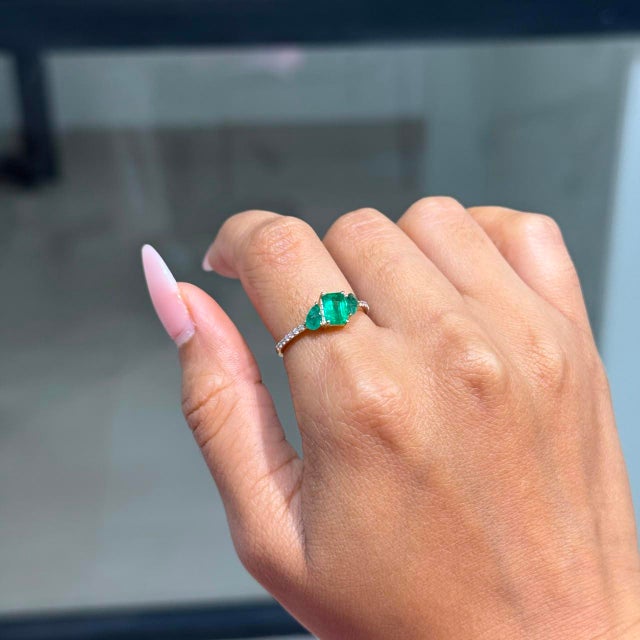 English 1.43ct Mixed-Cut Emerald & Diamond Three-Stone Ring Size 9 in 14k Yellow Gold For Sale - Image 3 of 16