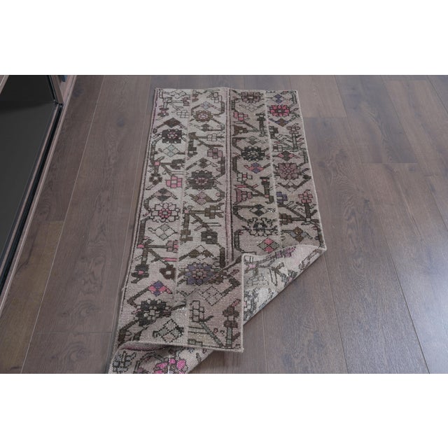 1970s Vintage Turkish Runner Rug - Neutral Beige & Floral Anatolian Small Runner - Handwoven Low-Pile Entryway Accent Rug For Sale - Image 10 of 10