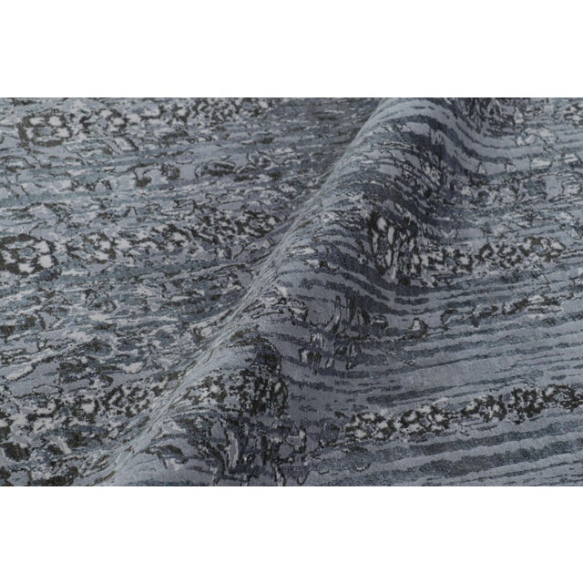 Rug & Kilim’s Abstract Floral Rug in Tones of Gray and Black “Shakaviz” For Sale In New York - Image 6 of 7