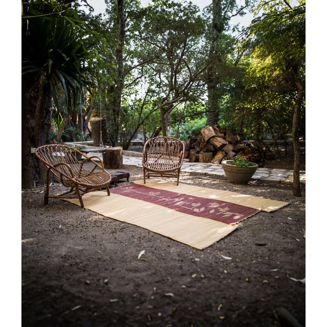 This rug, through its irregular shape, reflects a new way of assembling mats in 3 staggered bands, and reflects the...