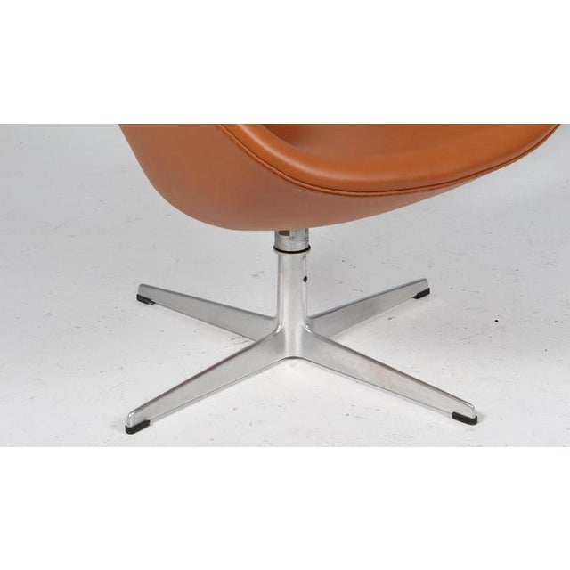Fritz Hansen Swan Swivel Chair attributed to Arne Jacobsen for Fritz Hansen, Denmark, 1960s For Sale - Image 4 of 8