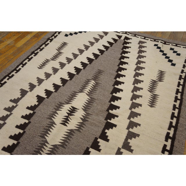1940s Ivory Gray Geometric Antique American Navajo Rug 4'6" X 7'4" Flatweave Wool Carpet For Sale In New York - Image 6 of 6