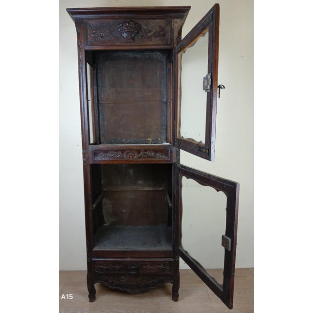 Louis XV Provençal Display Case in Oak, 1850 For Sale - Image 5 of 8