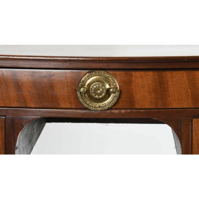 Federal-period mahogany dressing table / lowboy of elegant proportions. This exceptional piece from the late 1700s...