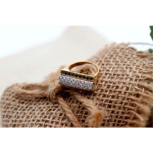 Metal Gold Ring with Diamonds in Brilliant Cut For Sale - Image 7 of 9