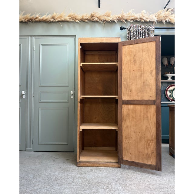 Authentic and full of charm, this vintage oak wardrobe captivates with its simple lines and beautiful, warm patina. A...