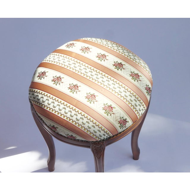1960s Louis XV French Wooden Foot Stool with Romantic Floral Upholstery with Carved Legs, 1960s For Sale - Image 5 of 9