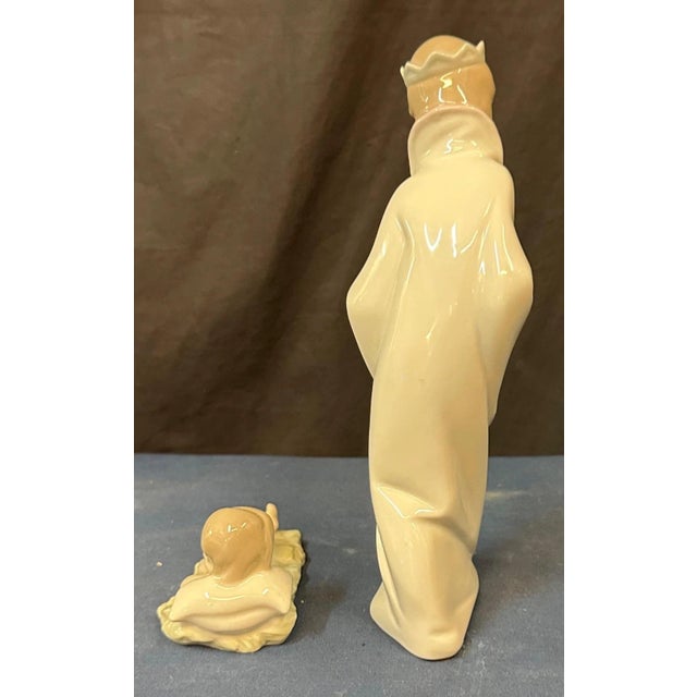 This Lladro porcelain duo features one of the three wise men, King Gaspar & the sleeping Christ child. Each one is...