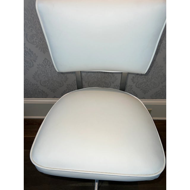 This vintage mid century modern desk chair has great styling with beautiful curves on the base. There are no manufacturer...