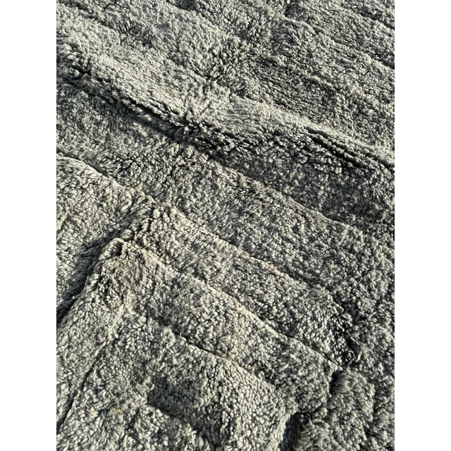 2020s Luxury Moroccan Mrirt Wool Rug – Handwoven High-Pile Berber Rug For Sale - Image 5 of 8
