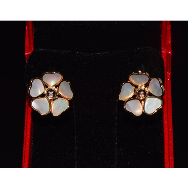 Late 20th Century Pair of Chopard Happy Hearts Flowers Diamond Mother of Pearl 18k Rose Gold Earrings For Sale - Image 12 of 15